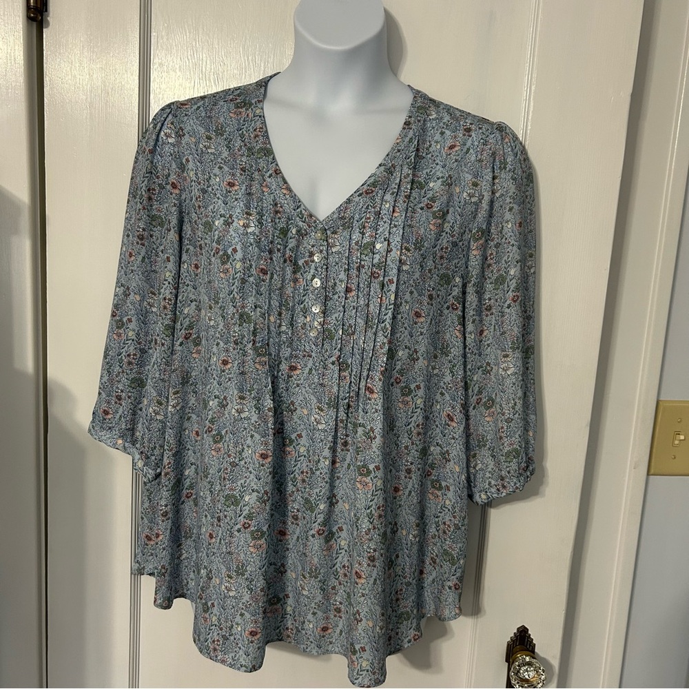ROSE + OLIVE Blue Floral V neck Blouse Women’s 1X sheer tunic top with pleats